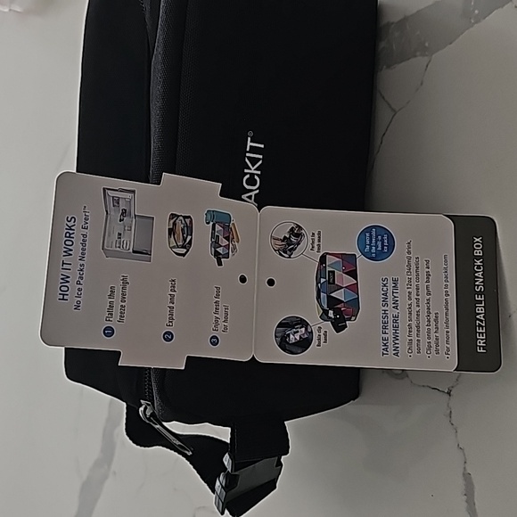 BNWT pack it freeze 🎒 - Picture 2 of 4